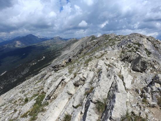 La crête est encore perturbée après avoir dépassé le sommet du Serre des Aigles