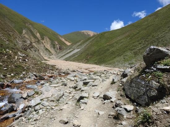 En haut des alpages, la bifurcation de vallée fluviale n'est plus bien loin...