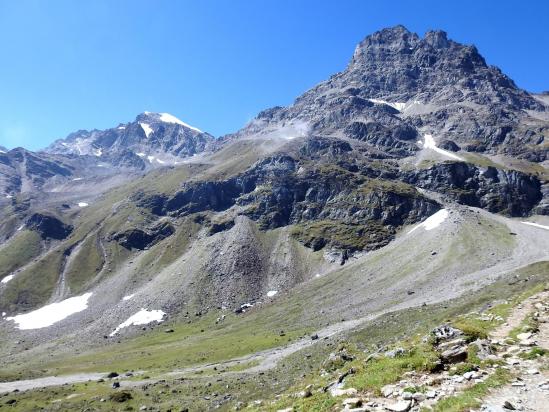 A la séparation des chemins, vue arrière sur le Chhote Lek et ses deux sommets