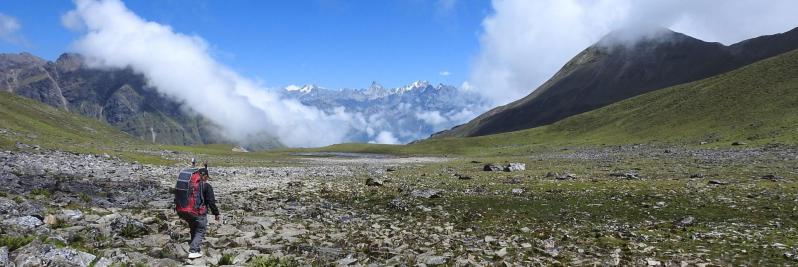 Traversée à sec du 2ème lac de Librang avec les montagnes frontières au N de la vallée de Limi à l'horizon