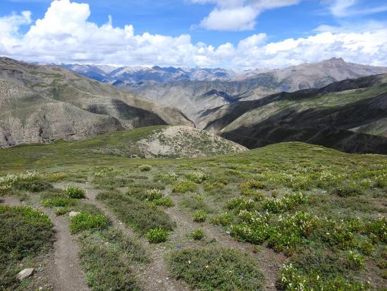 Au cours de la descente du Sela La, le panorama s'ouvre sur le NE du Dolpo