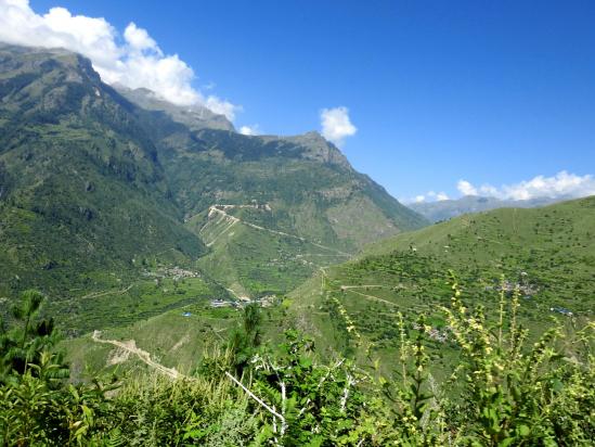 Sur la highway du Far-West, vue sur la vallée de la Humla Karnali nadi avec perché dans le coteau le village de Jarkholsi reconnaissable à sa piste muletière quasiment invisible...