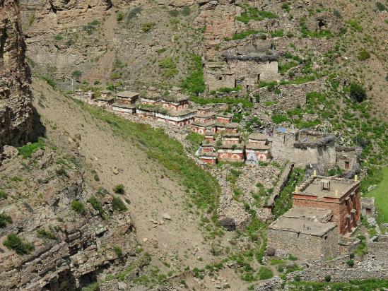 Le site de Namgung Gompa vu du sentier d'arrivée