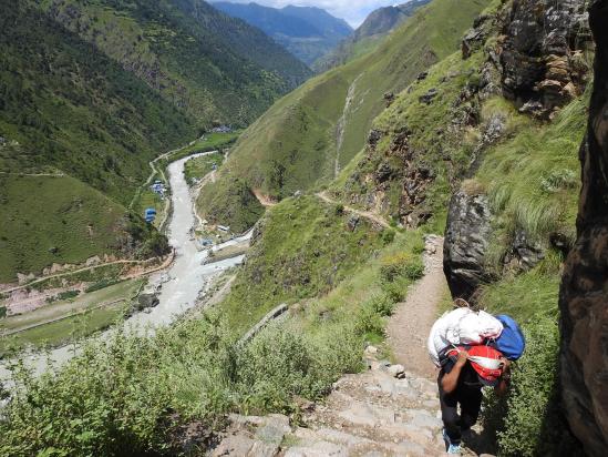 Montée vers Khangel par le sentier historique tracé au-dessus de la Humla Karnali nadi