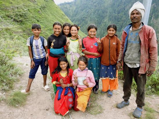 Rencontre d'un groupe de scolaires à l'approche de Durpagaon