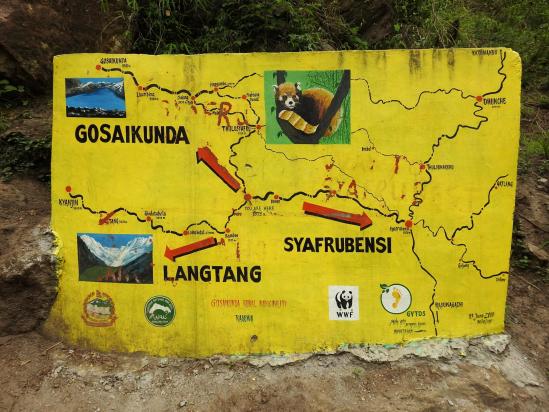 Le panneau directionnel au croisement du chemin de Thulo Syafru