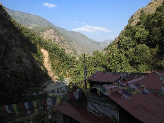 Le lodge de Pairo (avec Thulo Syafru derrière, perché sur la colline)