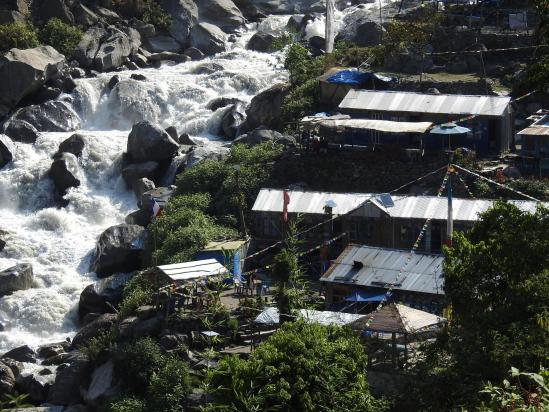 La turbulence Langtang khola au niveau de Bamboo lodge