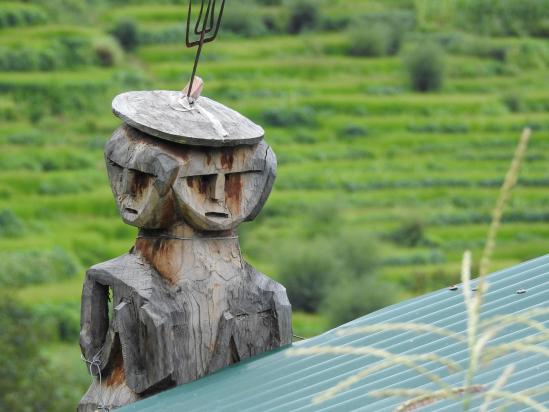 En descendant vers le S, voici les saliks (ou murtis protecteurs du culte oraculaire) réapparaissent sur les maisons...