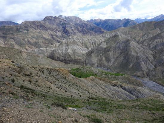 Depuis le sentier-balcon on peut apprécier la géologie perturbée du Haut-Dolpo