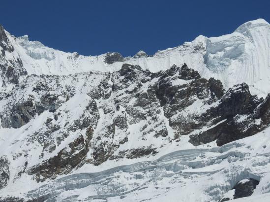 Penzom himal et à l'arrière le Sano Shalbachum