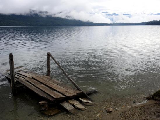 Le débarcadère sur la rive S du lac Rara (avec Rs3000, le prix d'une entrée d'un touriste, les gestionnaires du Parc devraient pouvoir le faire réparer...