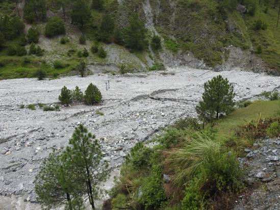 Cherchez bien la passerelle suspendue au-dessus de la Mundu khola...!