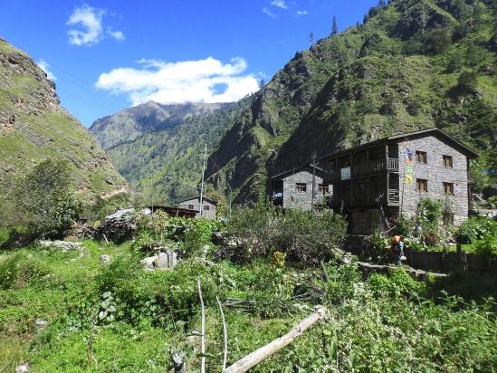 Le village de Pulu, bien tranquille, posé en RG de la Mugu Karnali nadi