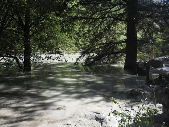 Le lac créé à la sortie E de Pulu lors du flot de boue qui s'est produit à l'été 2023