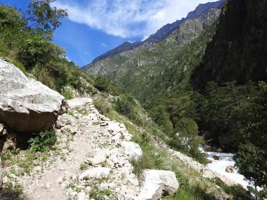 Sur le sentier d'accès à Shilenchaura kharka en suivant à hauteur la Mugu Karnali nadi