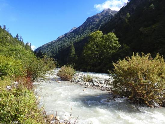 Remontée de la vallée de Mugu Karnali nadi