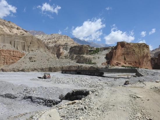 Les travaux de la route à l'approche de Chele