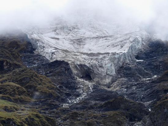 Une éclaircie pour nous permettre de voir un bout du glacier NE de la Kuldum danda