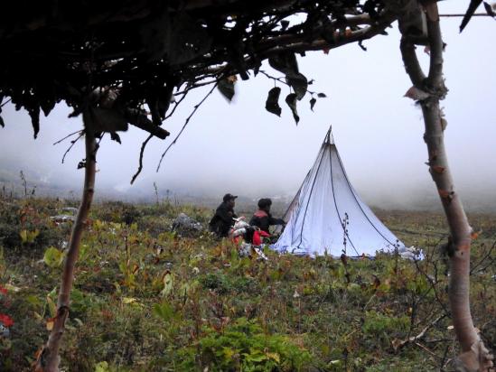 Le campement rustique de nos 3 amis de rencontre à Thujachaur