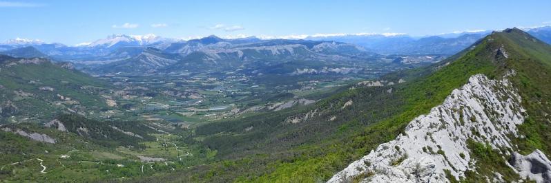 Sur les crêtes de la montagne de Chabre avec les massifs du Dévoluy et des Ecrins à l'horizon