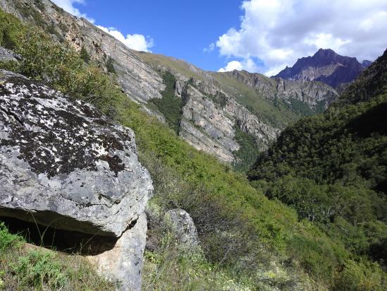 A l'approche du camp de la Takla khola (on identife bien le couloir boisé que l'on va remonter dès l'entame de la journée de demain...)