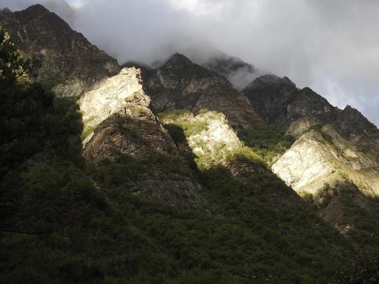 Jeux d'ombre et de lumière sur les pentes de la vallée de la Chhimimaru khola