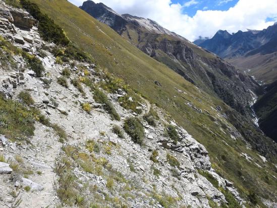 Sur les larges sentiers d'altitude, ne pas omettre de se raccrocher à la main courante, si elle est présente...