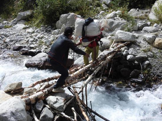 Traversée de la Kaipuchonam khola