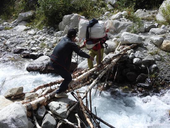 Vous reprendrez bien une petite traversée de rivière glacée, non...?