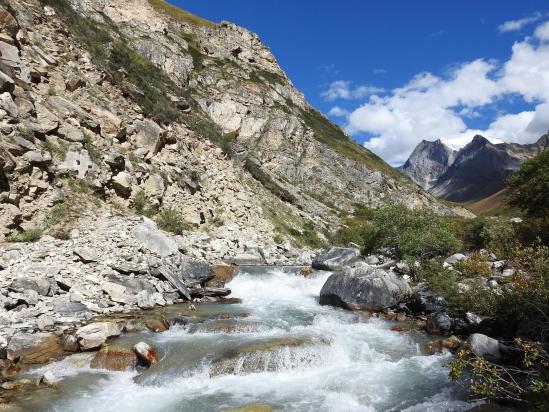 Remontée de la vallée de la Chyandi khola avec le Yala Kang à l'horizon