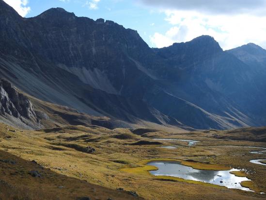 Les arabesques que dessine la Chyandi khola sur le plateau morainique