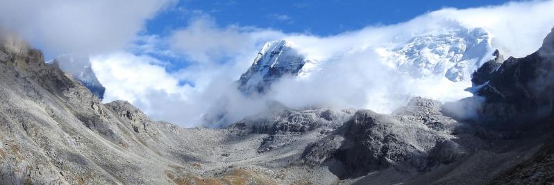 Le Palchung Hamga himal de dévoile un peu plus alors que l'on arrive au pied du rognon détritique qui défend l'accès au Yala La