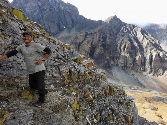 Kessap Gurung toujours présent pour sécuriser un passage délicat sous le Yala La...