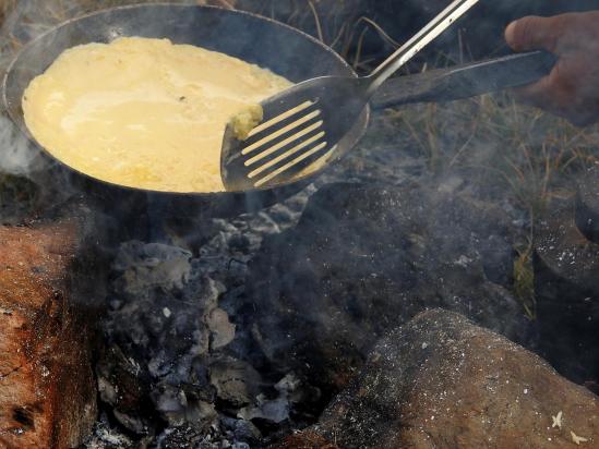 Recette de l'omelette baveuse cuite en pleine nature sur un feu de braises de bouses de yack. Un régal...!