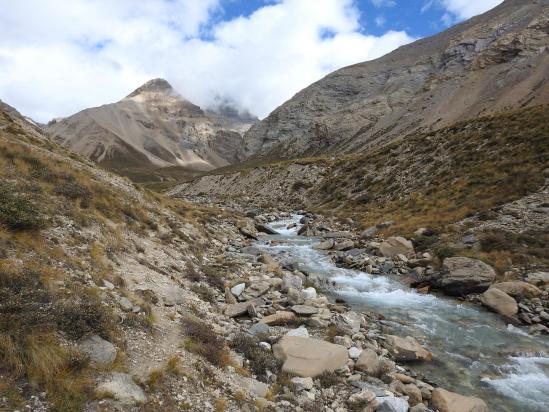 En descendant la vallée de la Swaksa khola