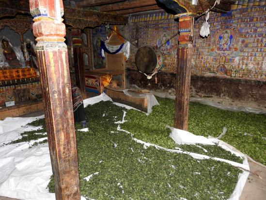 L'intérieur de la gompa Bön de Schipsho (accessoirement entrepôt pour le séchage des orties...)