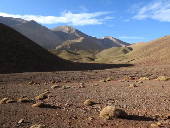 Au pied du tizi n'Agmar (à l'arrière l'Irhil M'Goun)