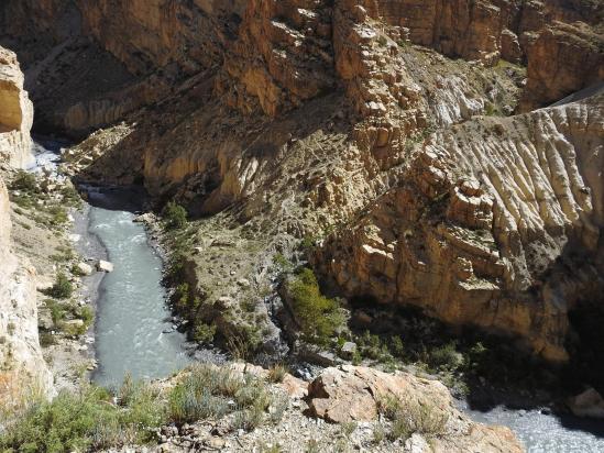 Vue plongeante sur les gorges de la Tora khola