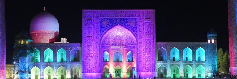 Spectacle de son et lumière sur la place du Registan à Samarcande