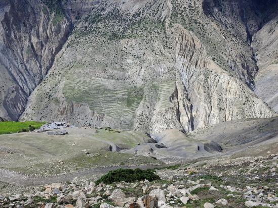 On s'élève depuis le village de Sangta pour rejoindre le lieu de bivouac sur le plateau