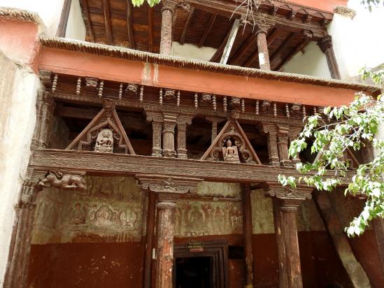 L'entrée ouvragée d'un des temples d'Alchi