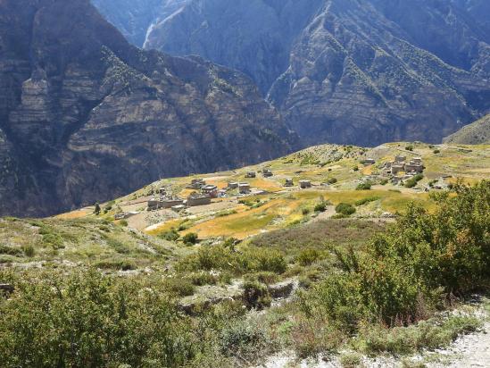 Le plateau agraire sur lequel a été construit la village de Tata