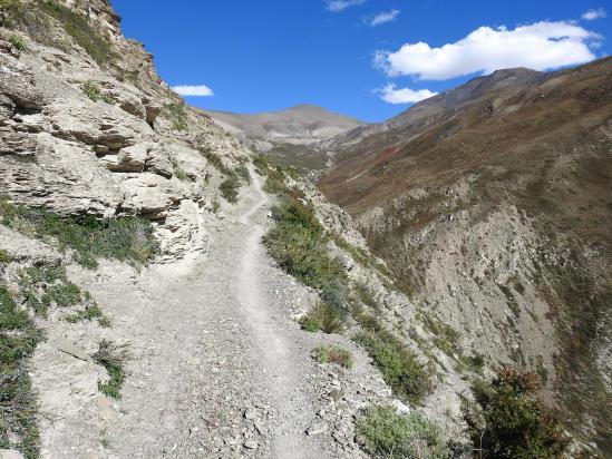 Sur le sentier à flanc de coteau détritique entre Tata et Taro kharka