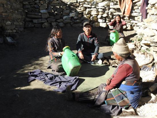 A la kharka de Taro lors de la phase de fabrication du ghiu, le beurre clarifié