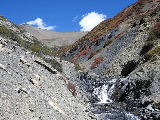 Dans le vallon de la Deng khola, traversée d'un ruisseau émissaire qui descend du Nengla Lek