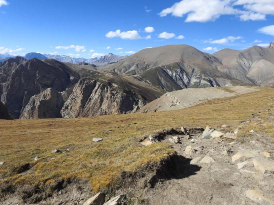 Vue panoramique vers le N sur le plateau à 4900m (Syanath, Changdi himal et Kubi himal)