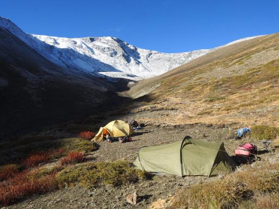 Le bivouac à mi-chemin des Lanmuse La et du Sela Mukchung La au matin après les chutes de neige de la nuit