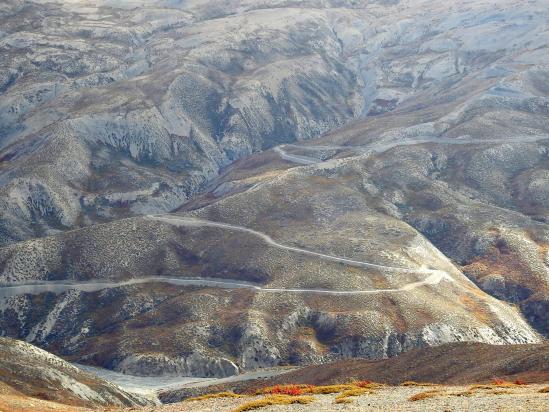 Vue plongeante sur le tracé de la nouvelle route qui relie Dho Tarap à Saldang