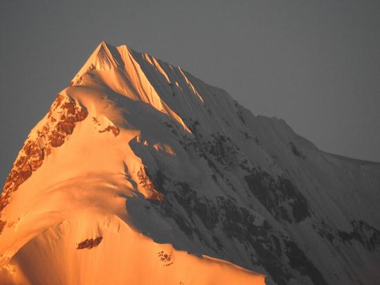 Le sommet du Numbur flamboie au coucher de soleil